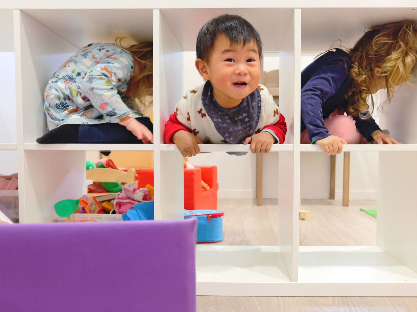 Stimulating high-contrast play in young babies - True Colors Childcare